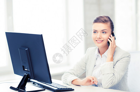 办公室里智能手机的微笑女商人的照片办公室里智能手机的女商人图片