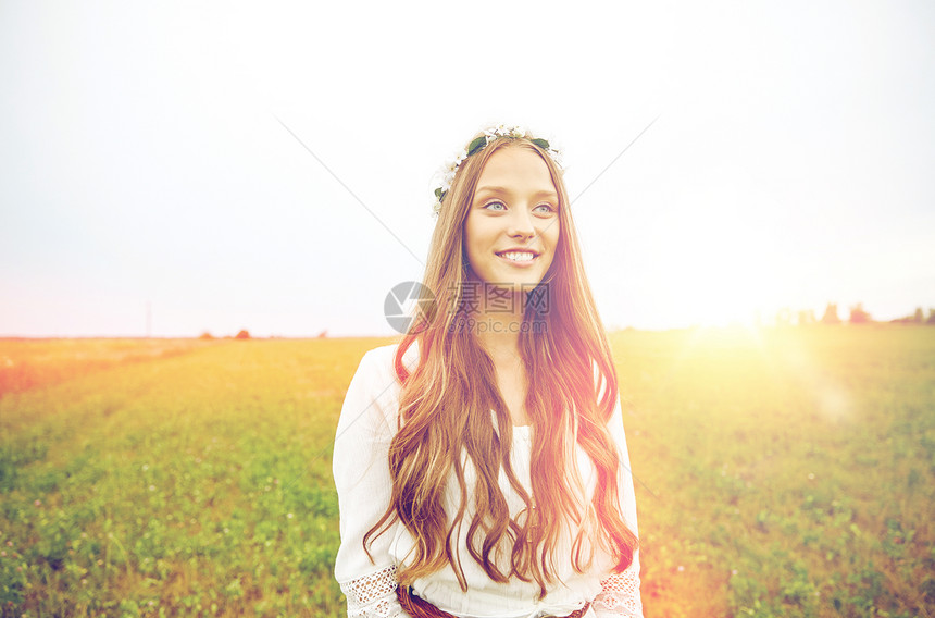 自然,夏天,青文化人的微笑的轻嬉皮士女人戴着花圈谷物地里谷物地里微笑的轻嬉皮士女人图片
