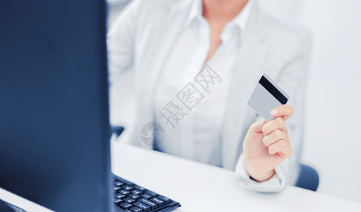 银行,购物,货币女商人带笔记本电脑信用卡带笔记本电脑信用卡的女商人背景图片