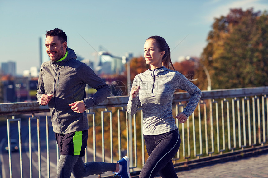 健身,运动,人生活方式的快乐的夫妇户外跑步快乐的夫妇户外跑步图片