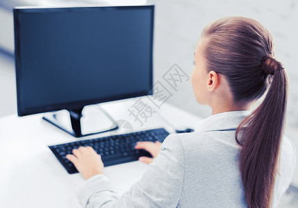 商业,办公室,学校教育女商人电脑上的空白屏幕办公室办公室里电脑的女商人图片