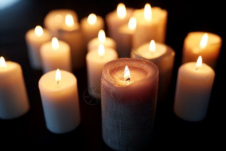哀悼纪念的蜡烛燃烧黑暗中的黑色背景蜡烛黑暗中燃烧黑色的背景上背景图片