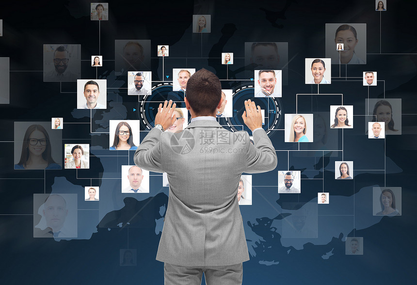 商业,人,沟通,合作技术商人触摸虚拟屏幕与联系人图标欧洲深蓝色背景商人用虚拟屏幕与联系人图片
