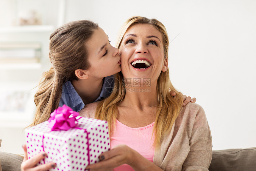 人,假期家庭观念快乐的女孩家里给母亲送生日礼物女孩家里给母亲送生日礼物图片