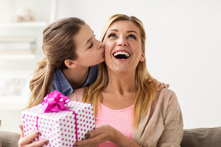 送财童人,假期家庭观念快乐的女孩家里给母亲送生日礼物女孩家里给母亲送生日礼物背景