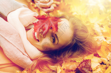季节人的美丽的轻女人秋天枫叶躺地上美丽快乐的女人躺秋叶上图片
