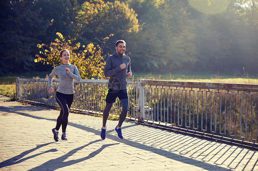 健身,运动,人慢跑的快乐的夫妇户外跑步快乐的夫妇户外跑步图片