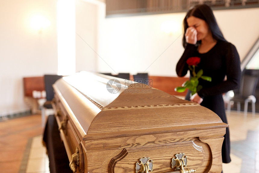 人们哀悼的教堂的葬礼上带着棺材的哭泣的女人棺材的女人教堂的葬礼上哭图片