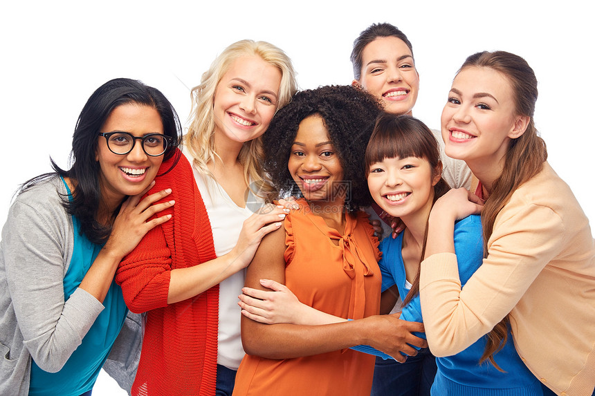 多样,种族,种族人的国际集的快乐微笑同的超过白色拥抱国际上群快乐的女人拥抱图片