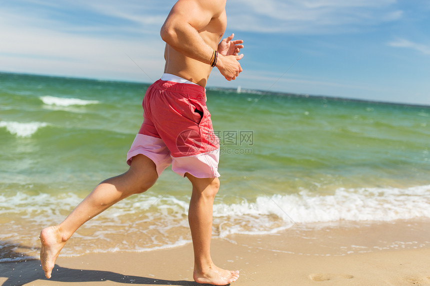 健身,运动,人健康的生活方式快乐的轻人沿着夏天的海滩跑步快乐的人沿着夏天的海滩跑步图片