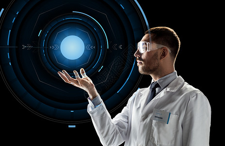 璃杯现实男科学家穿实验室外套戴护目镜在黑色背景与虚拟投影上设计图片