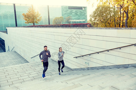 健身,运动,人,锻炼生活方式的幸福的夫妇跑楼上的城市楼梯幸福的夫妇城市楼梯上跑上楼背景图片