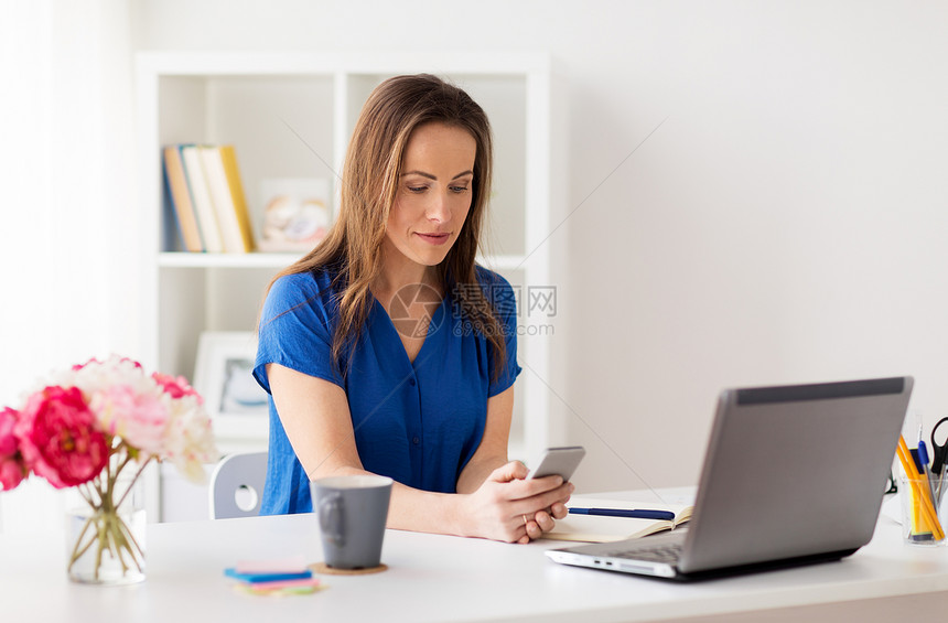 技术,通信人的快乐的女人与智能手机笔记本电脑办公室办公室里智能手机笔记本电脑的女人图片