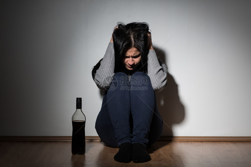 酗酒,抑郁人们的观念快乐的女人家里哭着喝瓶酒家里瓶酒的女人哭图片