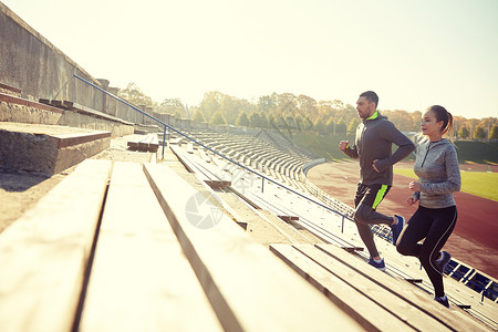 健身,运动,锻炼生活方式的夫妇体育场楼上跑步夫妇体育场楼上跑步图片