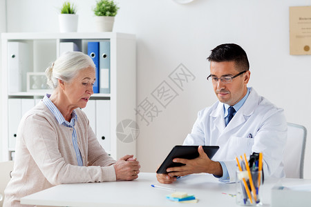 医学,龄,医疗保健人的老妇女医生与平板电脑高清图片