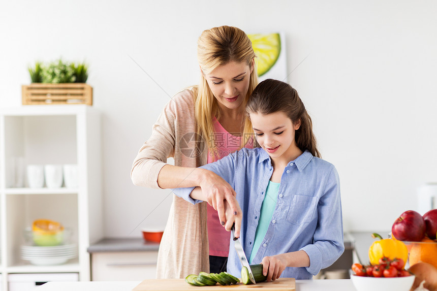 烹饪食物,健康饮食,家庭人的快乐的母亲女儿家里厨房切菜快乐的家庭烹饪晚餐家厨房图片