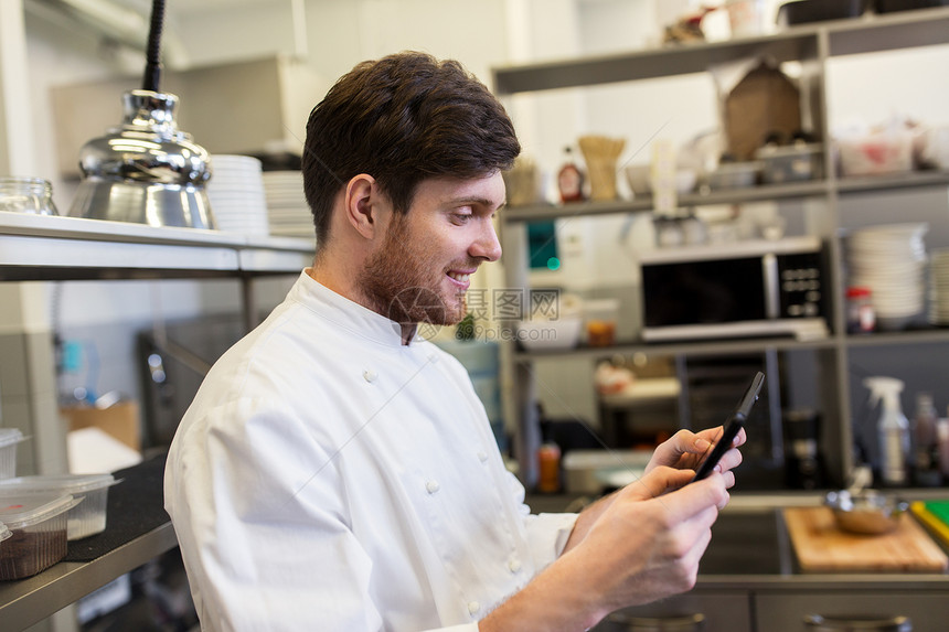 烹饪,职业人的快乐的男厨师与平板电脑烹饪餐厅厨房厨师餐厅厨房用平板电脑饭图片