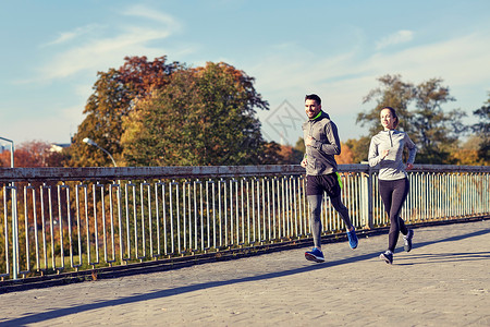 健身,运动,人生活方式的快乐的夫妇户外跑步快乐的夫妇户外跑步背景图片