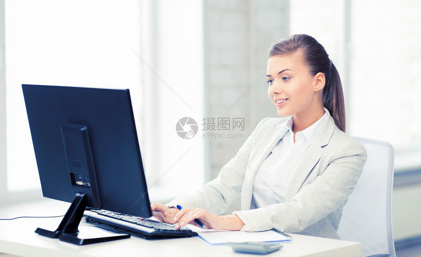 微笑的女商人办公室里电脑的照片办公室里电脑的女商人图片