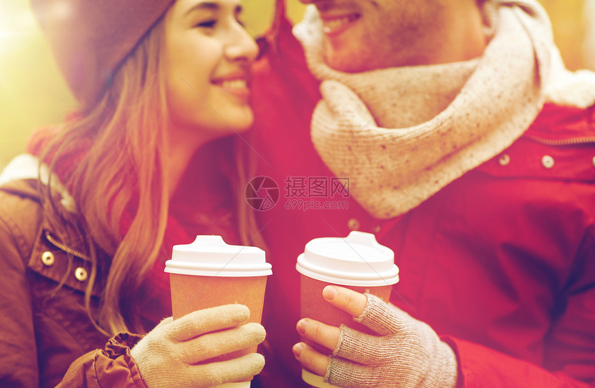 爱,饮料人的秋天公园里用咖啡杯亲密的快乐轻夫妇秋天用咖啡亲密的幸福夫妇图片