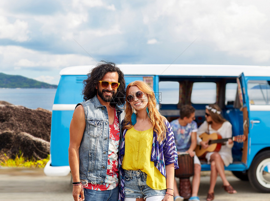暑假,公路旅行,旅行人们的微笑的轻嬉皮夫妇与朋友小货车上的岛屿背景快乐的嬉皮夫妇小货车岛上图片