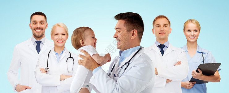 医学,医疗,儿科人的快乐的医生儿科医生抱着婴儿的医学考试快乐的医生儿科医生带着的婴儿背景图片