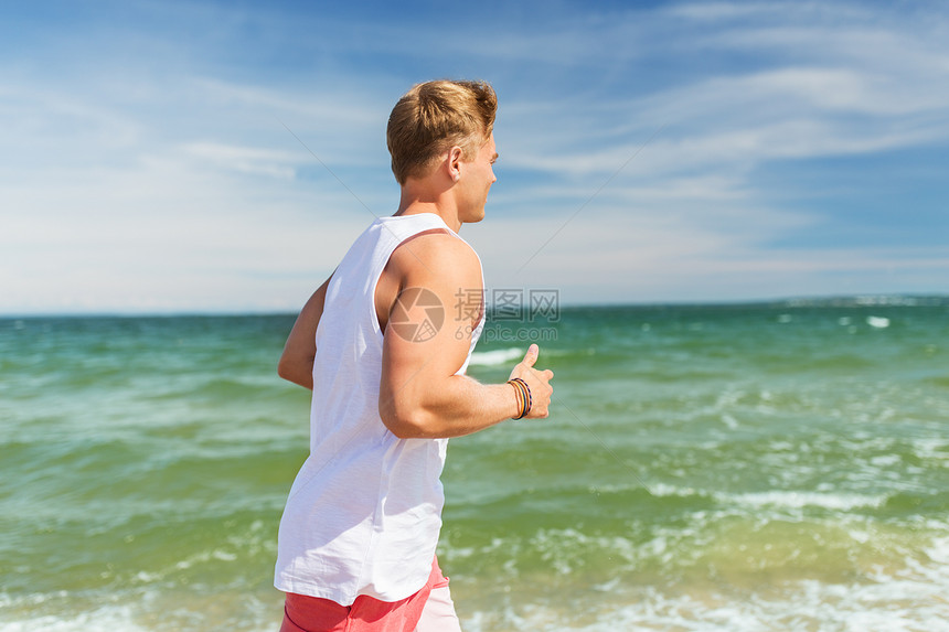 健身,运动,人健康的生活方式快乐的轻人沿着夏天的海滩跑步快乐的人沿着夏天的海滩跑步图片