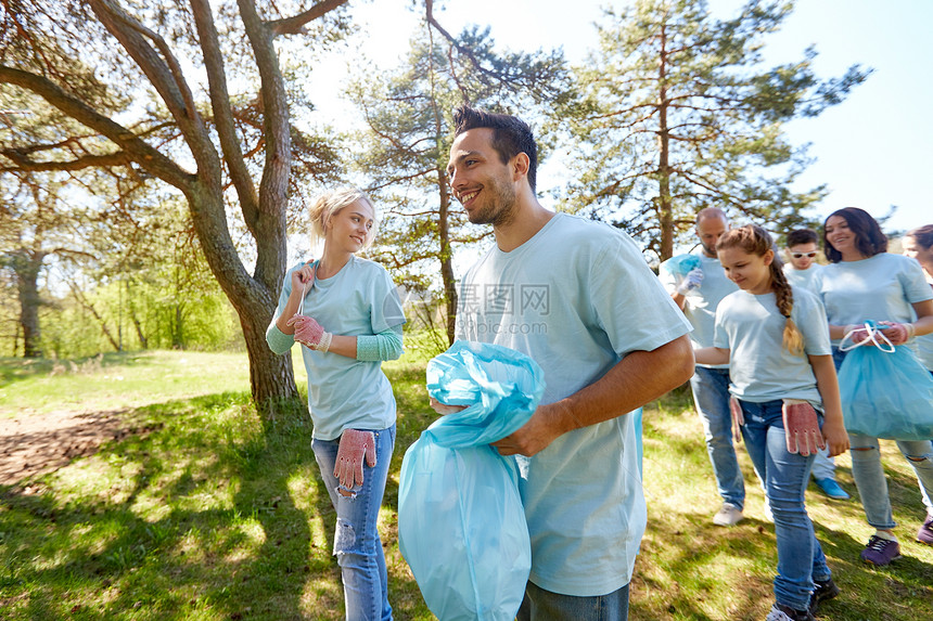 志愿服务慈善人生态快乐的轻志愿者带着垃圾袋走户外志愿者带着垃圾袋走户外图片