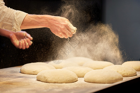手面包厨师在制作烘焙面包背景