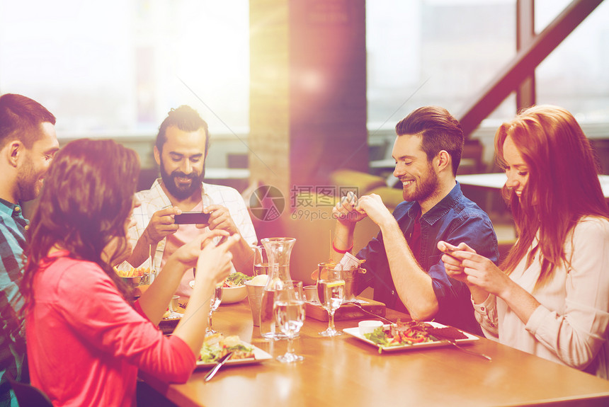 休闲,技术,生活方式人们的快乐的朋友与智能手机拍照餐厅的食物快乐的朋友餐馆拍食物的照片图片