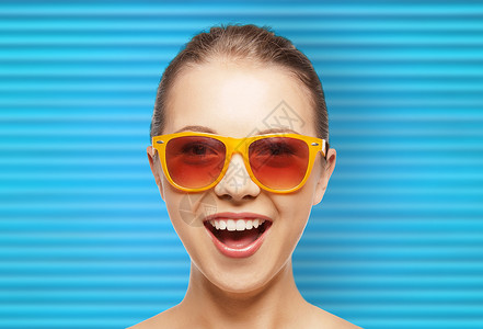 人,夏季配饰眼镜幸福的十几岁女孩轻妇女的肖像肋骨快乐的少女女人阴影背景图片