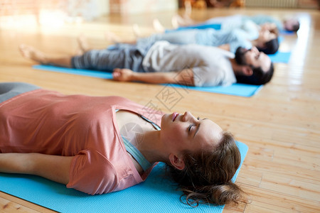 全部的许多的健身,运动健康的生活方式妇女与群人瑜伽姿势垫子上的工作室女人群人工作室瑜伽背景