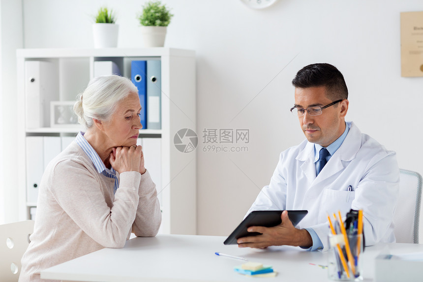 医学,龄,医疗保健人的老妇女医生与平板电脑计算机会议医院老年女子医生医院用平板电脑图片