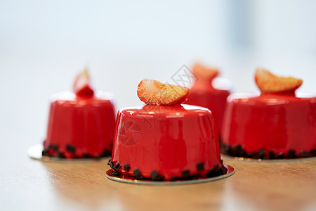 烹饪,糖果,烘焙食品草莓镜釉蛋糕糕点店的草莓镜釉蛋糕图片