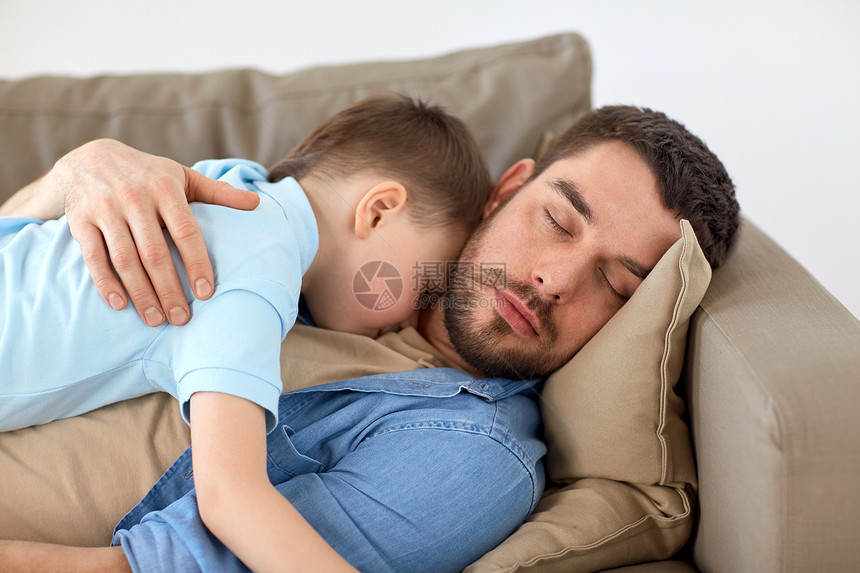 家庭,童,父爱,休闲人的幸福的父亲小儿子睡家里的沙发上的肖像快乐的父子睡家里的沙发上图片