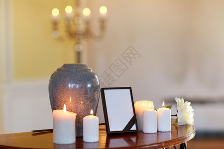 葬礼哀悼相框与黑色丝带,火化瓮燃烧蜡烛桌子上的教堂相框,火化瓮教堂里的蜡烛背景