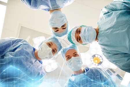 外科,医学人的群外科医生手术室里看着镜头医院手术室的外科医生小图片