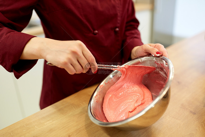 烹饪,食物人的厨师与铲子搅拌马卡龙糊奶油碗糕点店厨师糖果店通心粉糊图片