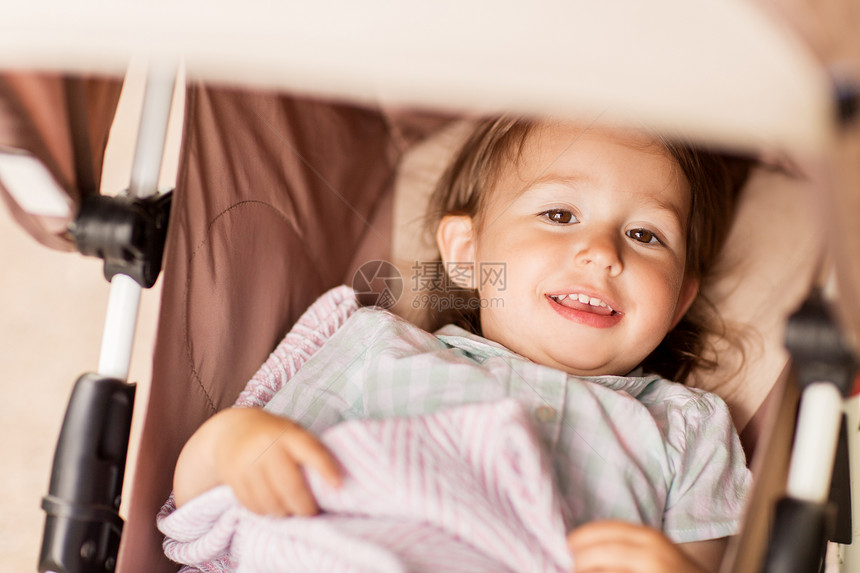 童,休息人的快乐的孩子婴儿躺婴儿车户外小孩子婴儿躺户外婴儿车里图片
