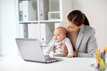 商业,母亲,多任务,家庭人的快乐的微笑女商人与婴儿笔记本电脑办公室工作快乐的女商人办公室带着婴儿笔记本电脑背景图片