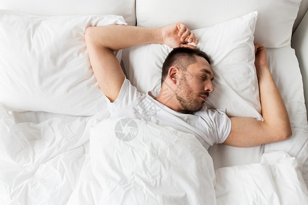 人,睡觉时间休息的男人睡家里的床上家睡觉的男人图片