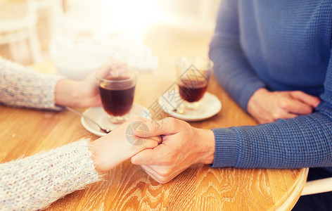 人,爱,浪漫约会的亲密的幸福夫妇喝茶牵手咖啡馆餐馆亲密的情侣餐厅牵手图片