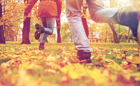 爱,关系,季节人的轻夫妇秋天公园跑步轻夫妇秋天的公园跑步图片