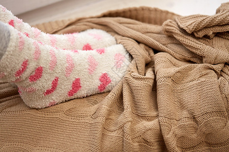 冬天,舒适人的女人女孩的脚袜子针格子穿袜子针格子的女人女孩的脚图片