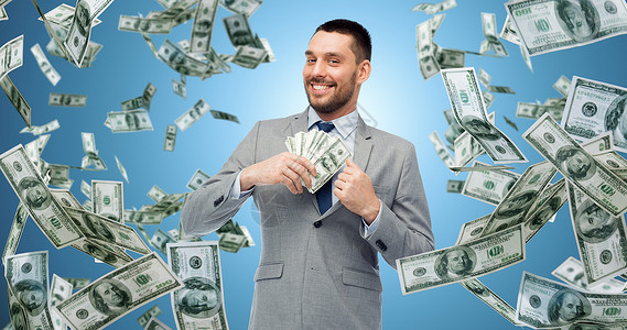 现金奖商业,人财务微笑的商人与捆绑的美元现金蓝色背景微笑的商人带着美元的钱设计图片
