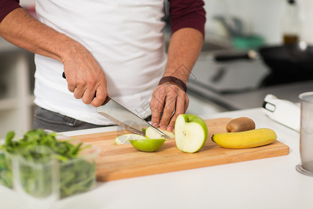 健康饮食,素食,饮食人的男人家里厨房切水果饭男人家里厨房切水果饭图片