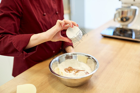 制作进入之内烹饪食物,烘焙人们的厨师将蛋清倒入粉碗中,制作糊厨师用粉碗里糊背景