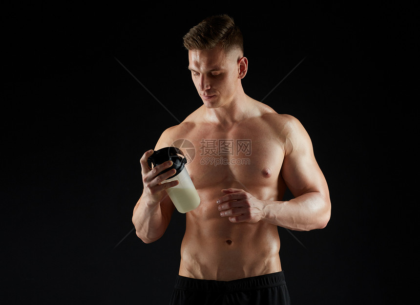 运动,健美,健身人的轻人健美与蛋白质瓶裸露躯干黑色背景带蛋白瓶的轻人健美运动员图片