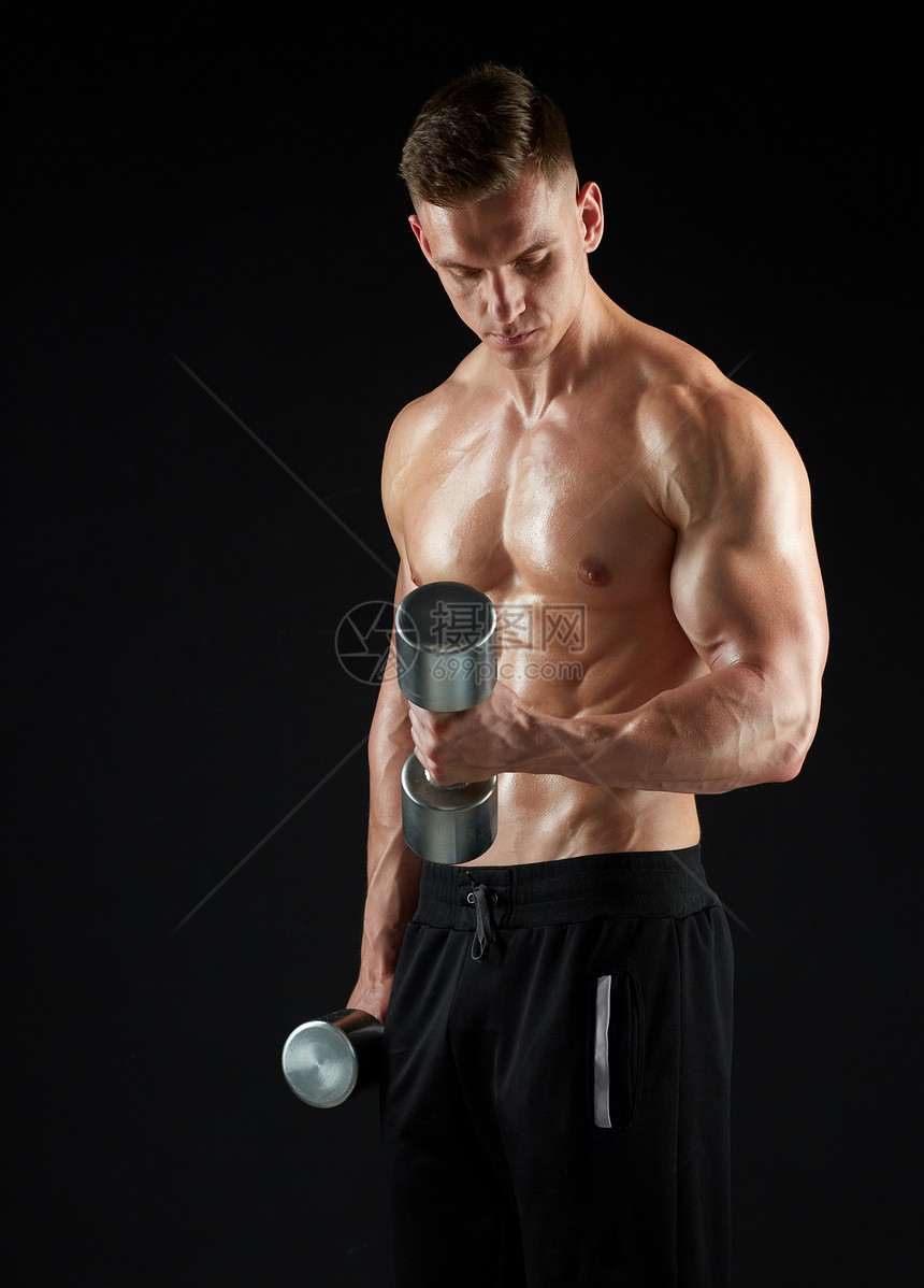 运动,健美,健身人的轻人哑铃弯曲肌肉黑色背景哑铃的人锻炼图片